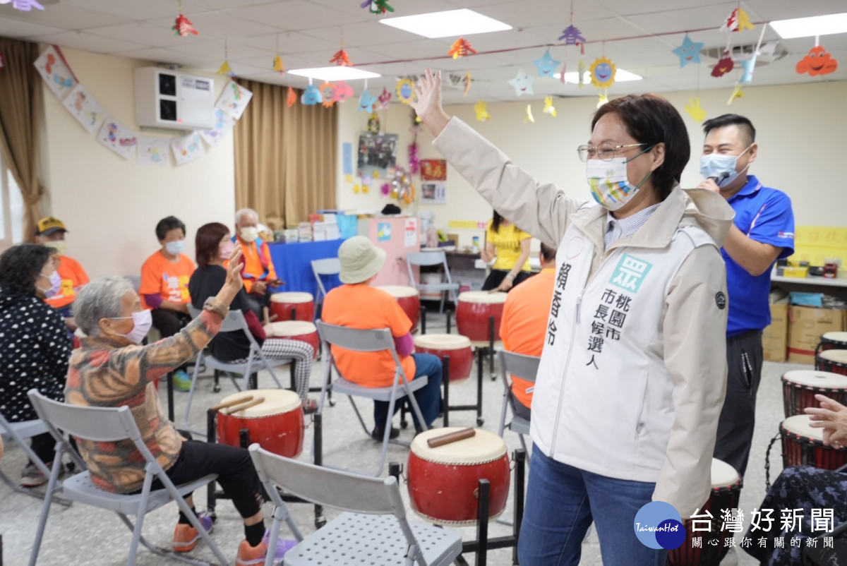 台灣民眾黨桃園市長候選人賴香伶到福林里看長輩公費流感疫苗施打,並呼籲長輩們抽空來打。<br /><br /> <br /><br />
