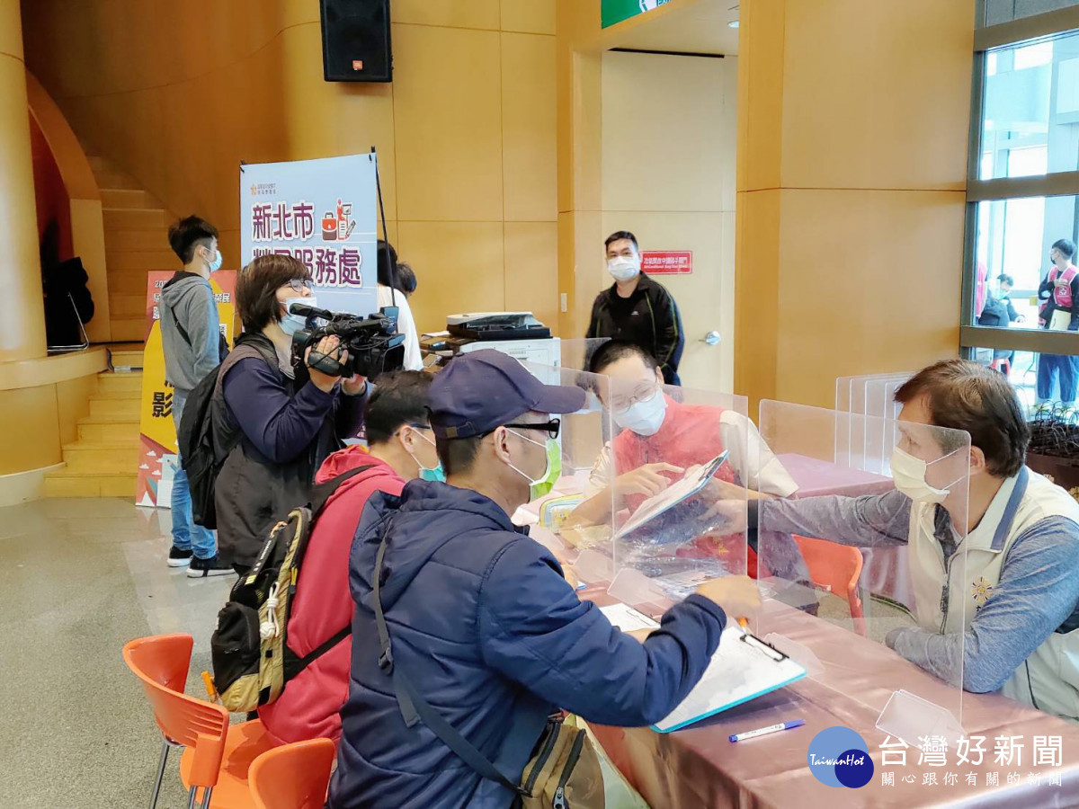 屆退官兵諮詢相關權益,榮服處就業站同仁詳細說明