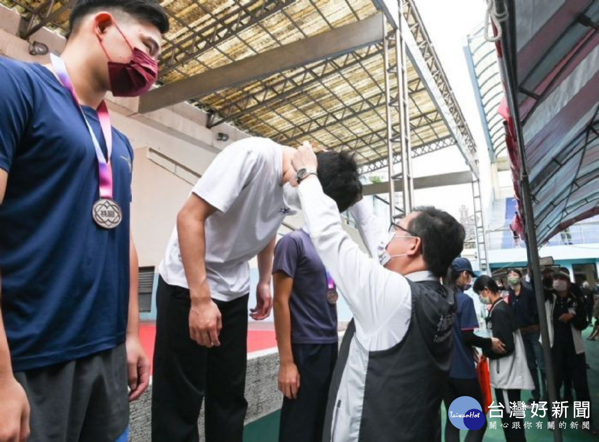 鄭市長頒發獎牌表揚優秀選手。