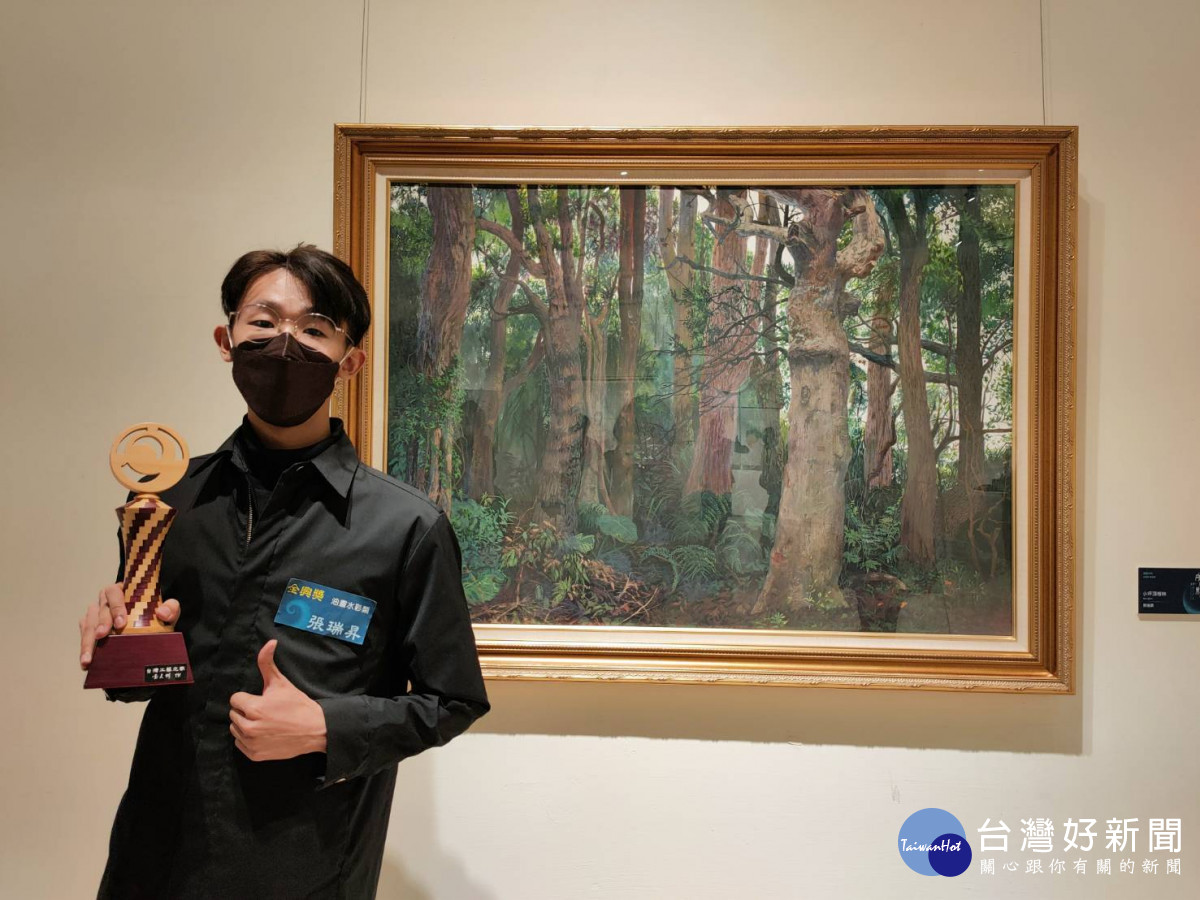 最年青的得獎人,23歲的油畫水彩類-張瑞昇作品《小坪頂樹林》。圖/記者鄧富珍攝
