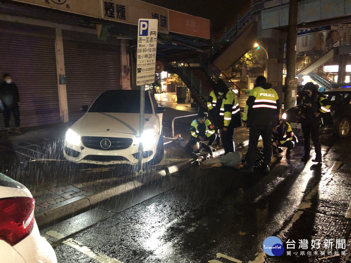 陳姓(男31歲)乘客不服警方攔查,為避免失控隨即遭優勢警力壓制。<br /><br /> <br /><br />