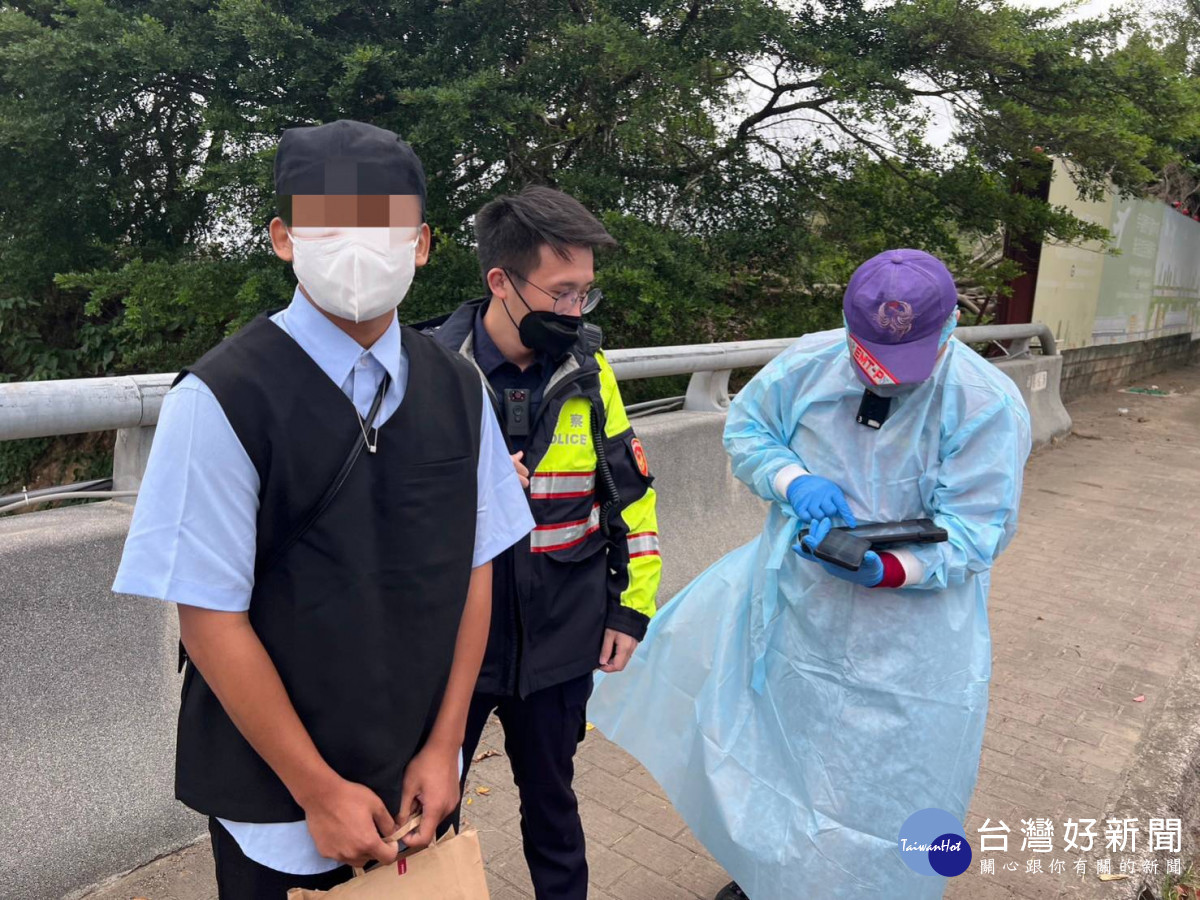 男子探視生的父親後心情鬱悶,大園警方獲報後到場關懷勸說。<br /><br /> <br /><br />
