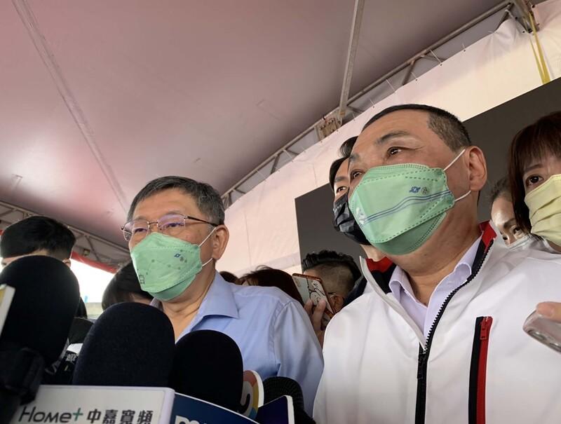 台北市長柯文哲（左）與新北市長侯友宜（右）14日出席捷運新北樹林線樹林段工程開工動土典禮。中央社