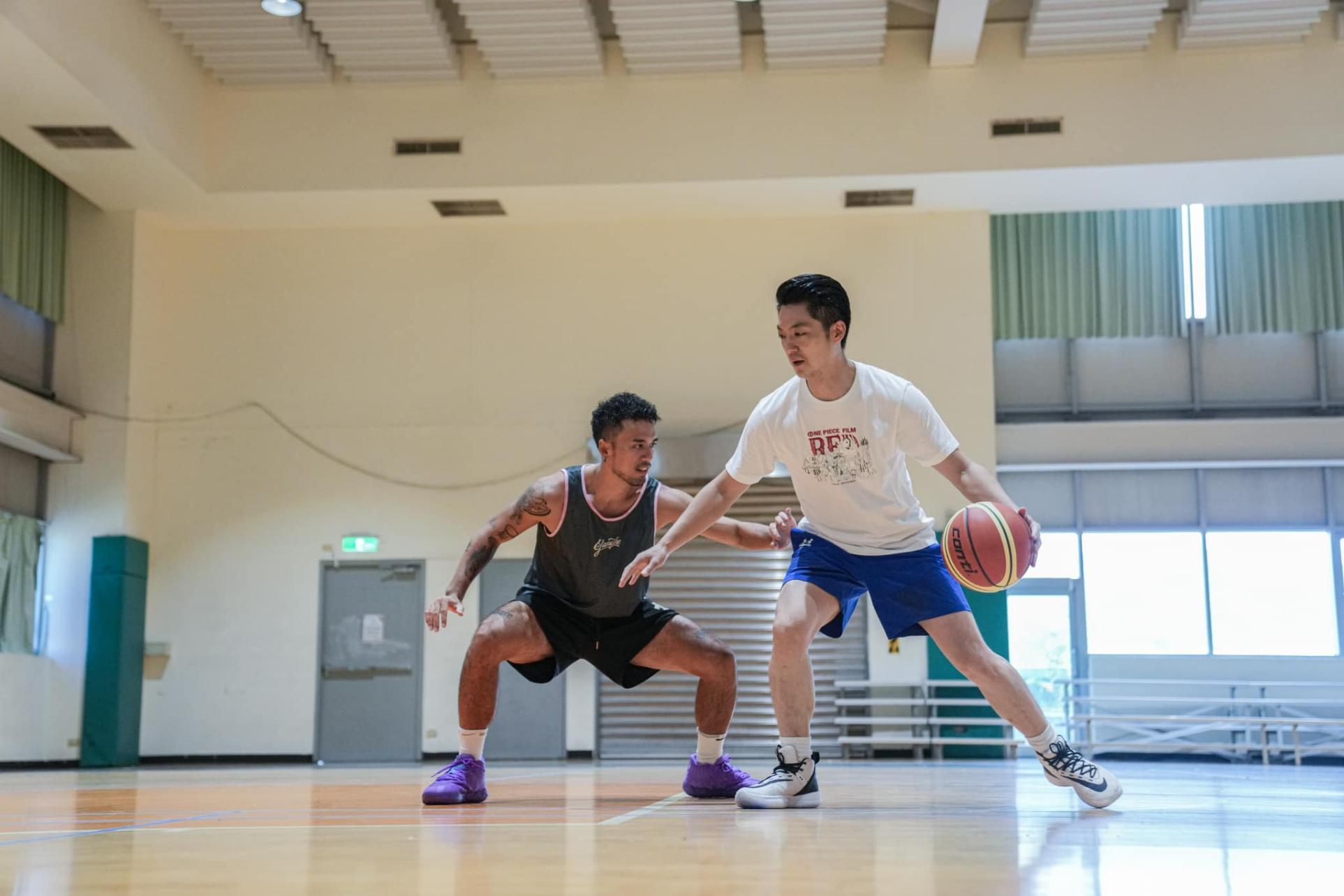 蔣萬安13日在臉書分享打籃球影片。翻攝蔣萬安臉書
