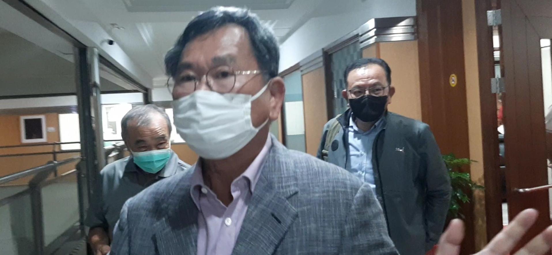 民進黨台南市副議長補選督導小組成員陳明文(中)、高志鵬(右)首度南下與黨團三長討論。辛啓松攝