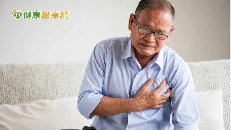 睡醒後胸痛、呼吸困難 當心1習慣誘發氣胸上身