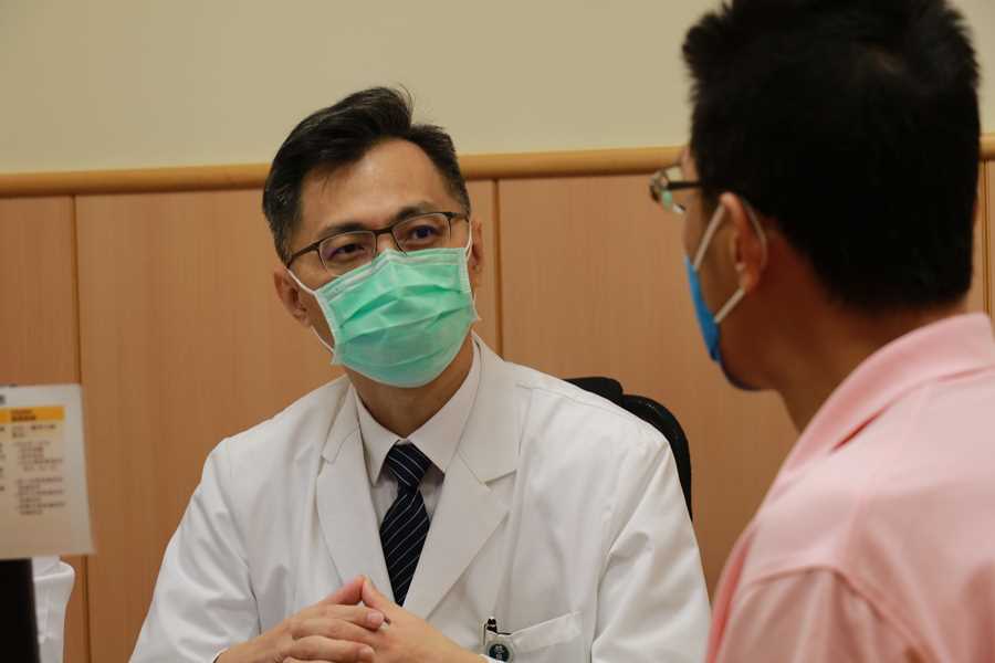 鄭紹彬主任關心染疫器官移植病人身體狀況。
