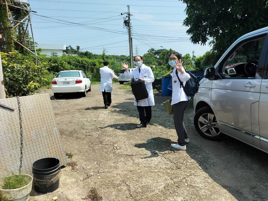 大林慈濟醫院中醫部主任葉家舟(中)與團隊赴苗栗縣頭份區居家往診。