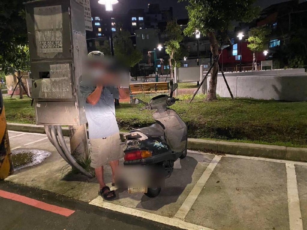 警方在離住家不到200公尺的鹿角溪公園門口停車格內尋獲該部遺失機車