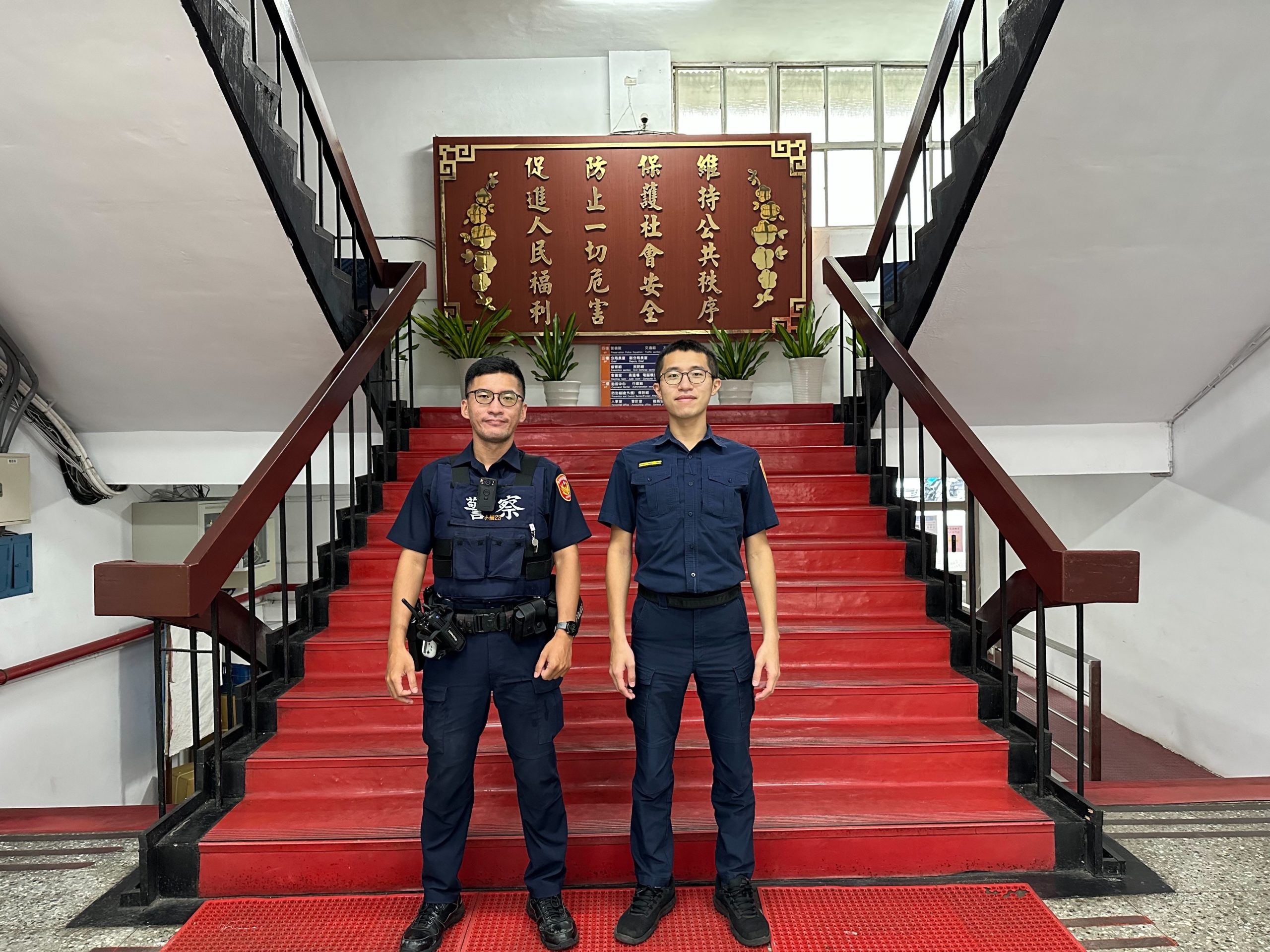 臺北市文山第一分局木柵派出所警員張競（左）、所長李燏（右）
