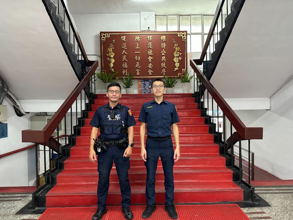 臺北市文山第一分局木柵派出所警員張競(左)、所長李燏(右)