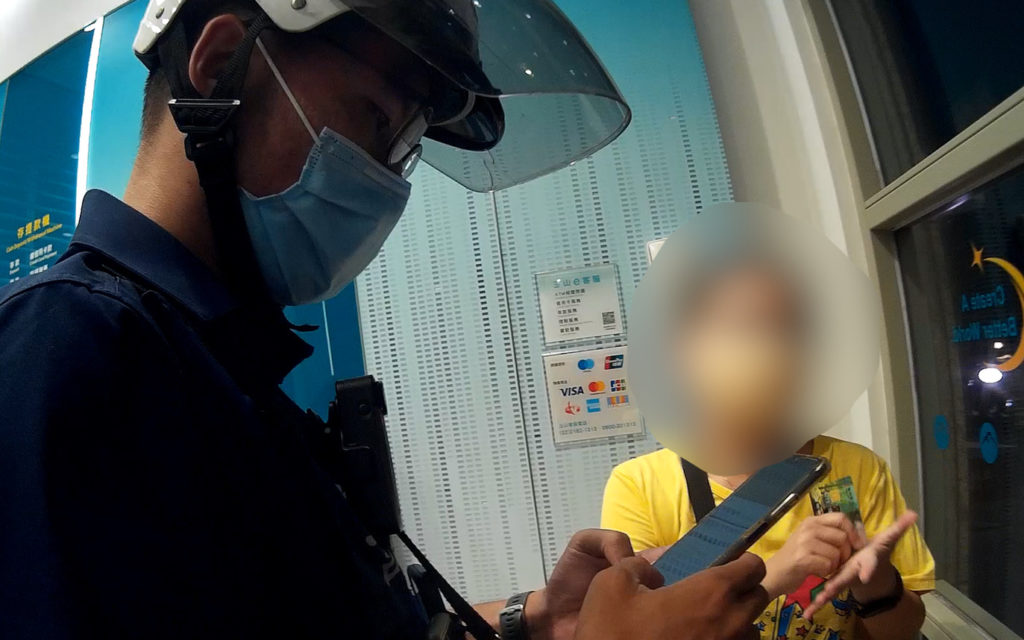 警方向婦人說明整起事件中的諸多疑點