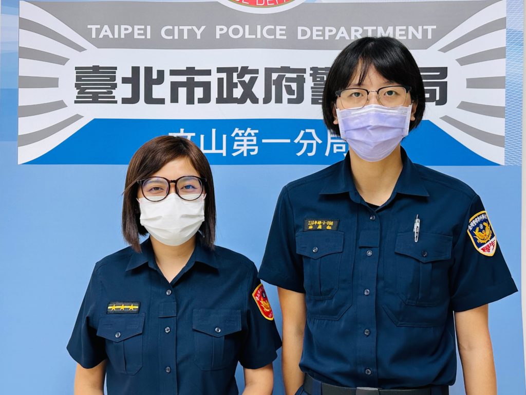 警員李婕如(左)、實習生林庭鈺(右)