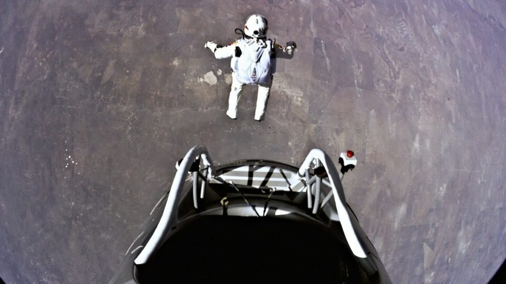 奧地利跳傘運動員Felix Baumgartner完成Red Bull Stratos平流層計畫的太空跳傘任務,從39公里高跳『Red Bull提供』