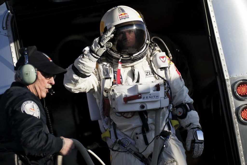 奧地利跳傘運動員Felix Baumgartner完成Red Bull Stratos平流層計畫的太空跳傘任務,從39公里高跳_『Red Bull提供』