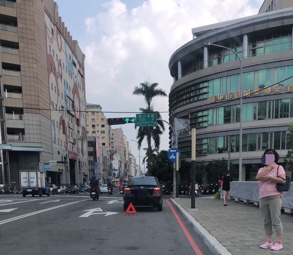 ▲員警檢視發現車子電瓶沒電已無法啟動,便協助將車輛先推至路旁 (圖/台中市警察局 提供)
