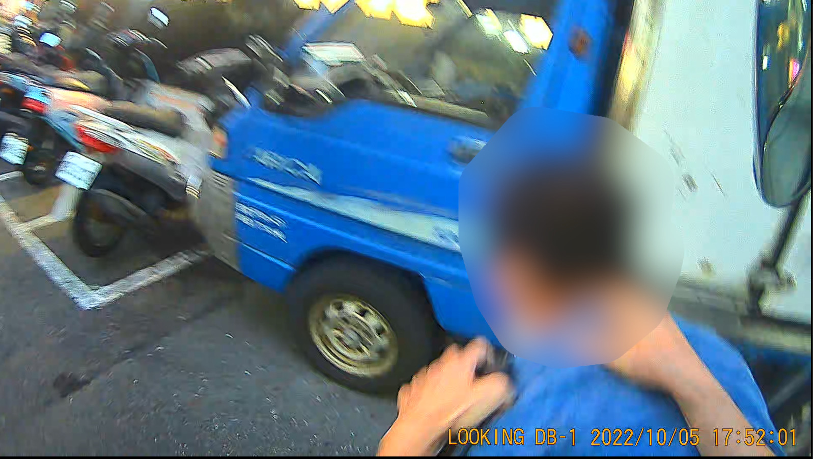 圖：警方隨後追躡壓制