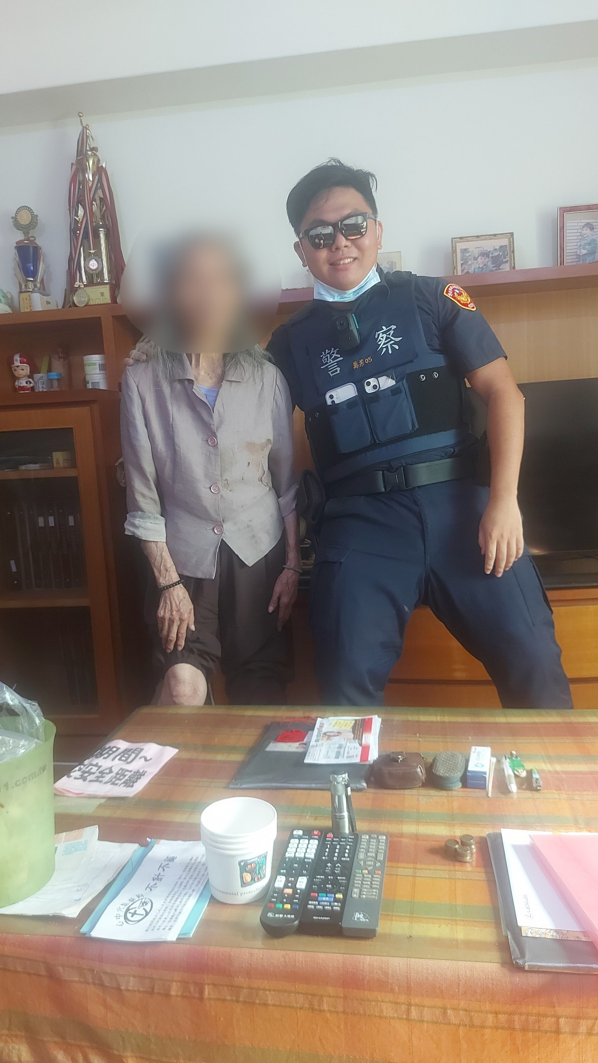 圖:老嫗欣喜與林員合影