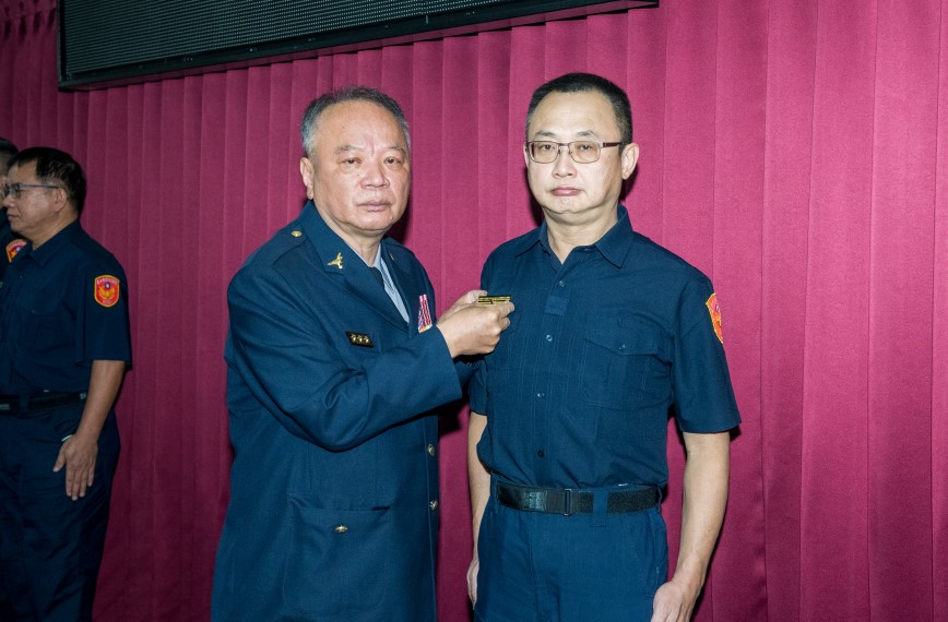 ▲中警局長蔡蒼柏親自為同仁配掛階級章，以表彰陞職榮譽與祝賀之意    (圖/台中市警察局 提供) 