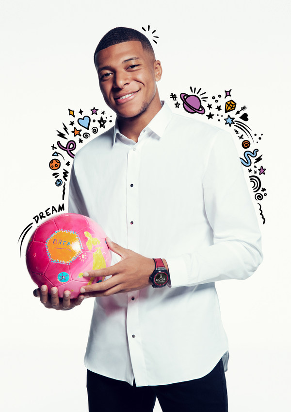 Kylian Mbapp&eacute; wearing the Big Bang e FIFA World Cup Qatar 2022™ with his dream football