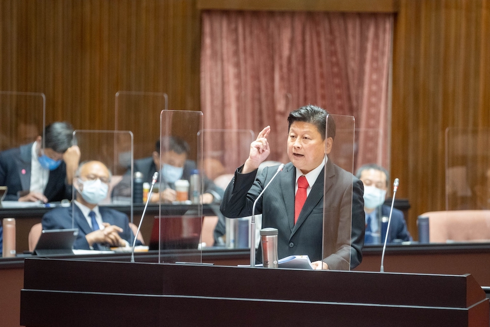傅崐萁質詢要蘇揆承諾 918強震補助因地制宜 26 國民黨立委傅崐萁今(14)日上午於立法院對行政院長蘇貞昌施政總質詢,要求蘇揆承諾對918強震補助因地制宜。
