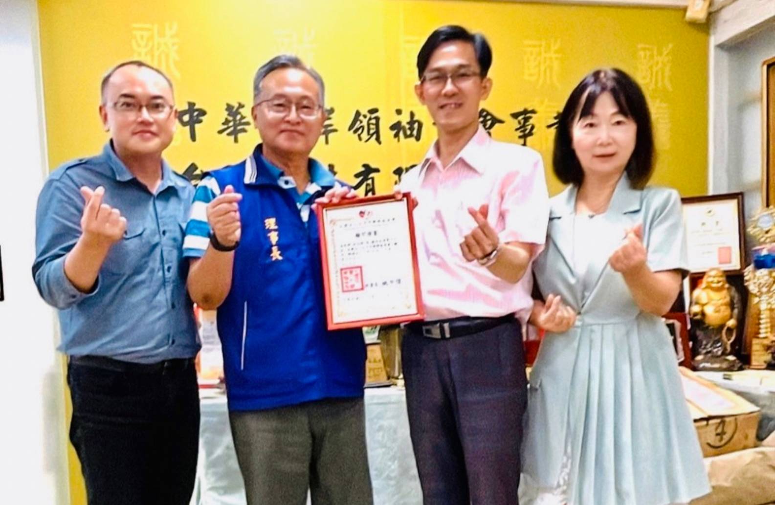 圖片說明:理事長姚中偉(左2)邀請社會大眾透過這些照片,進入聽損者的內心世界,聆聽每張攝影作品背後故事,歡迎大家一起來參觀,右2為中市聲暉顧問林品陞也是宮保第藝術中心代院長、右1為中市聲暉副理事長林美瑤。(記者林㤈輝翻攝)