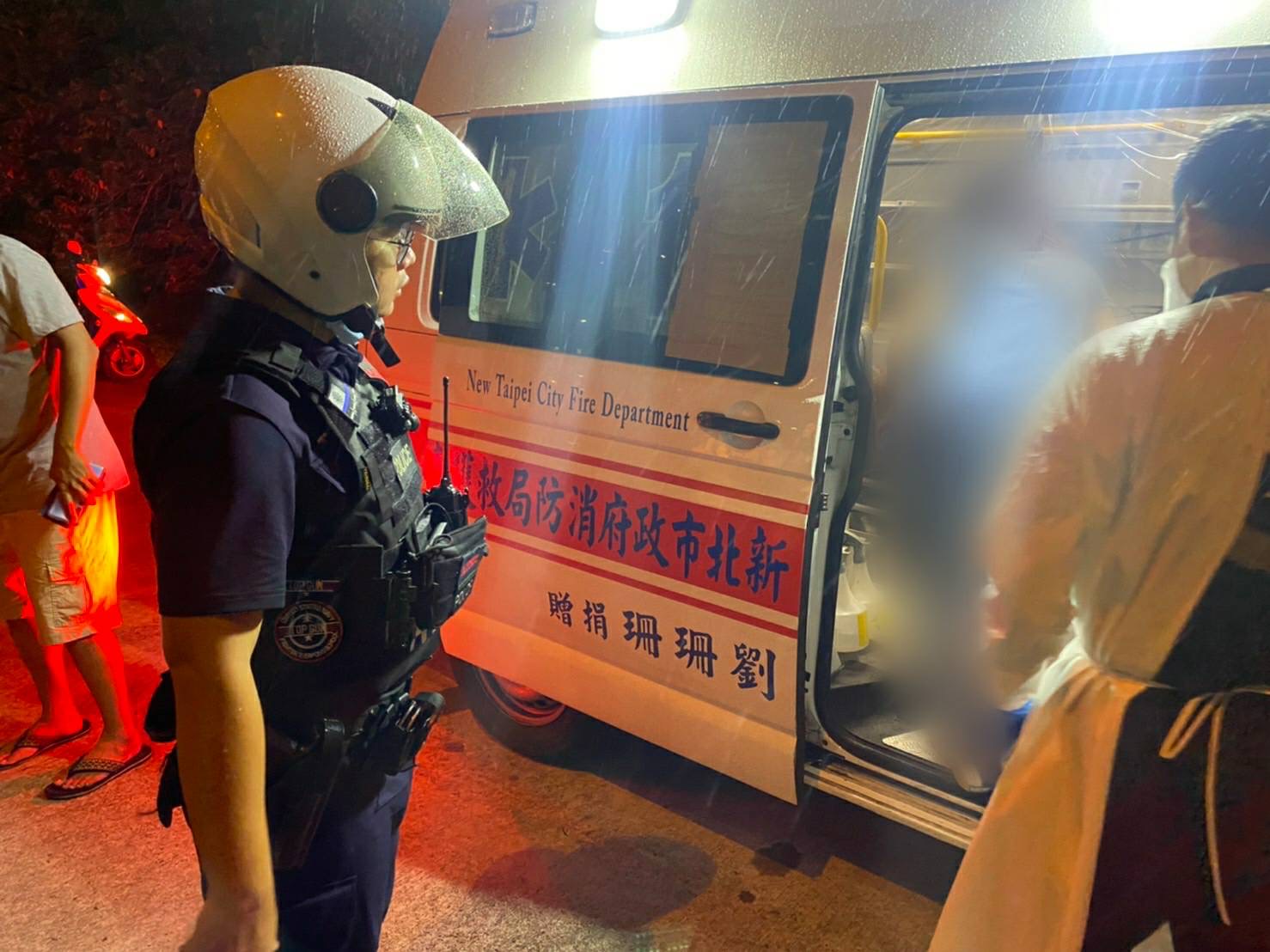圖片說明:中和警暖心安排林婦送醫檢查。(記者徐煜勝翻攝)