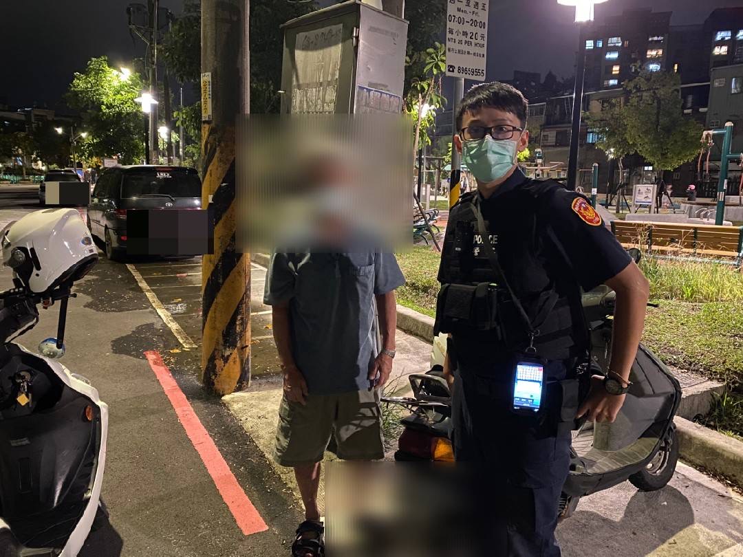 圖片說明:樹林警陳昱豪、黃柏傑熱心助老翁尋回愛車。(記者徐煜勝翻攝)