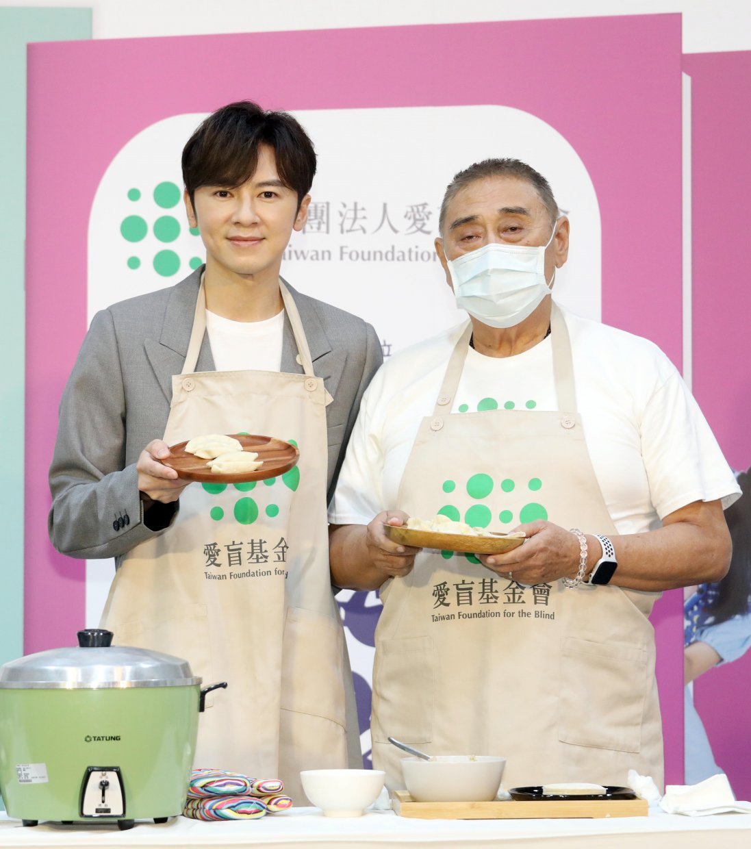 愛盲代言人李國毅與視障個案 左伯伯PK包水餃