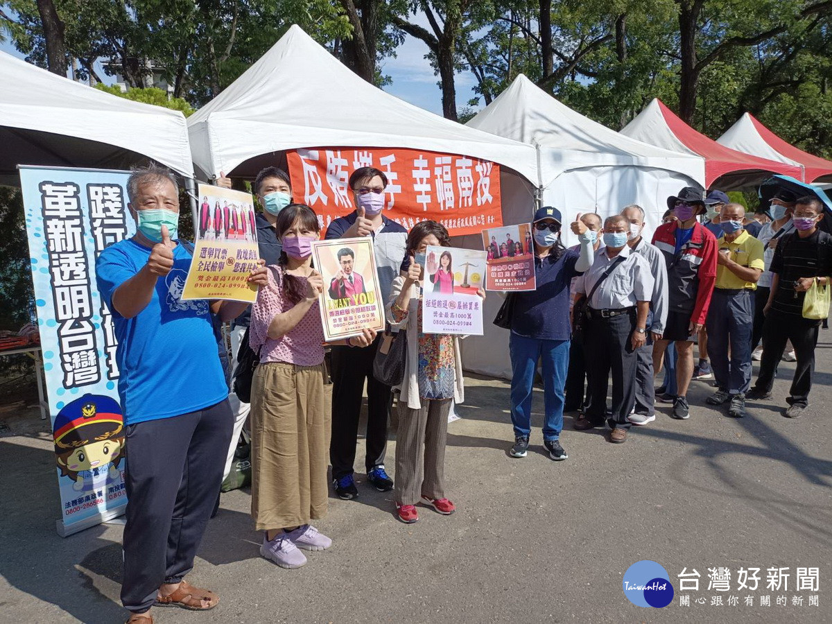 縣警局政風室利用茶博最後假日舉辦反貪反賄選宣導。（縣警局提供）