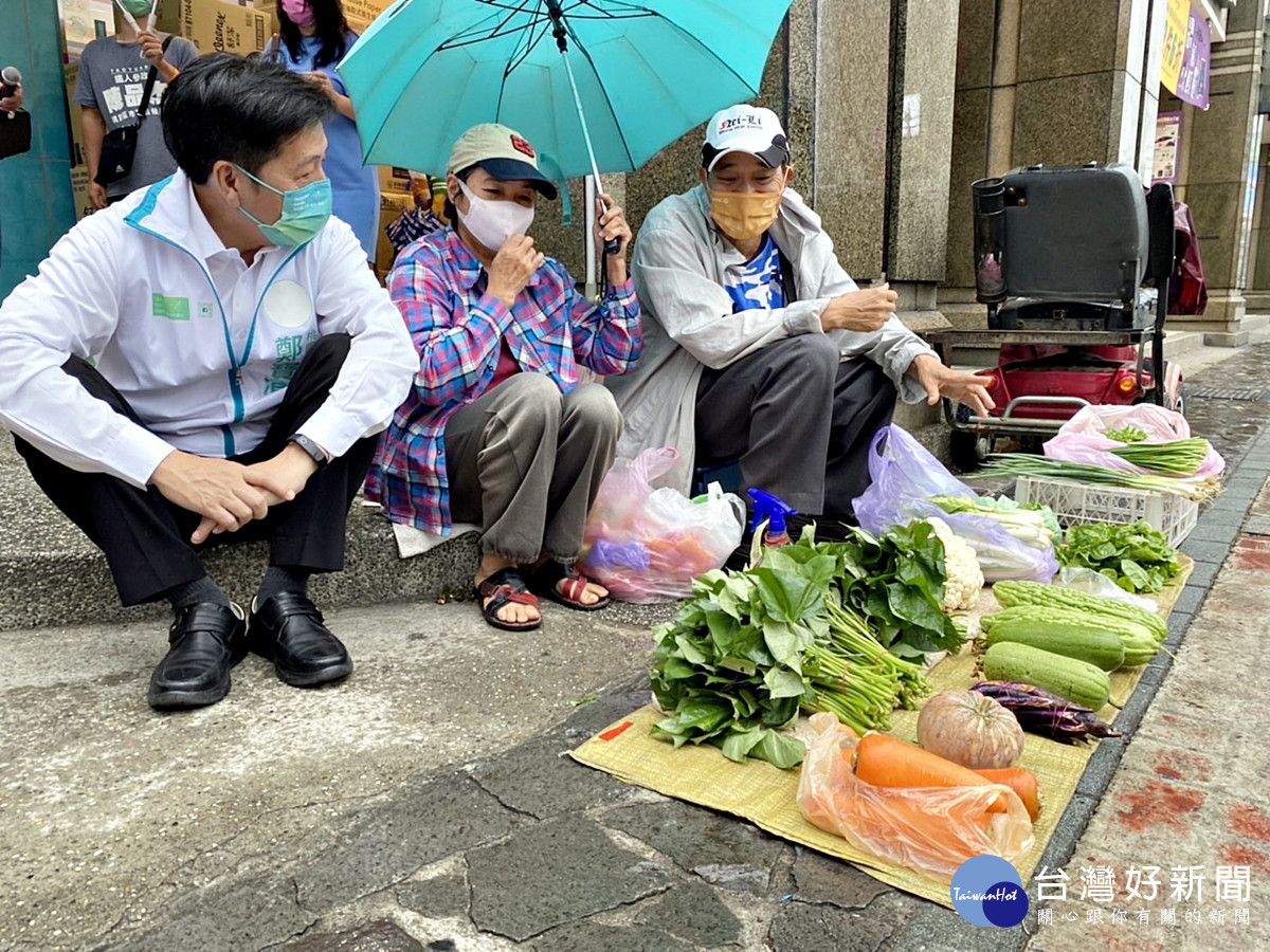 扛大雨掃市場拜票發文宣 鄭寶清:用最誠意的方式動員