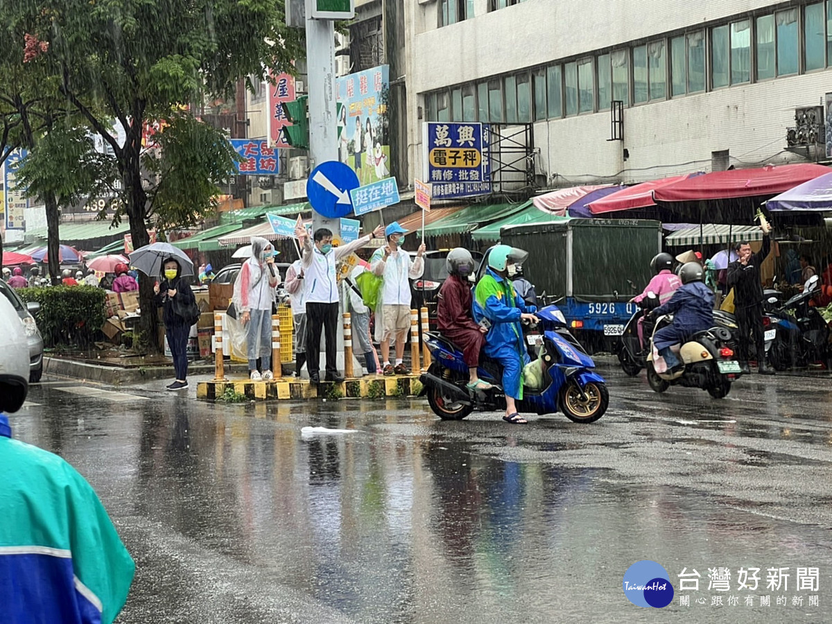 扛大雨掃市場拜票發文宣 鄭寶清:用最誠意的方式動員