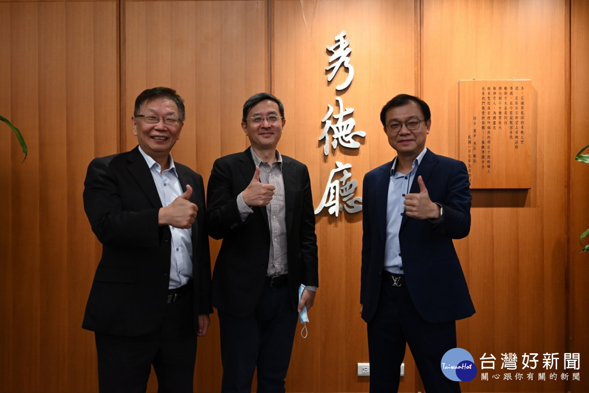 中原大學「智庫週」講座,左起企管系教授顧志遠、主講人李淳、全球校友總會會長方俊能。