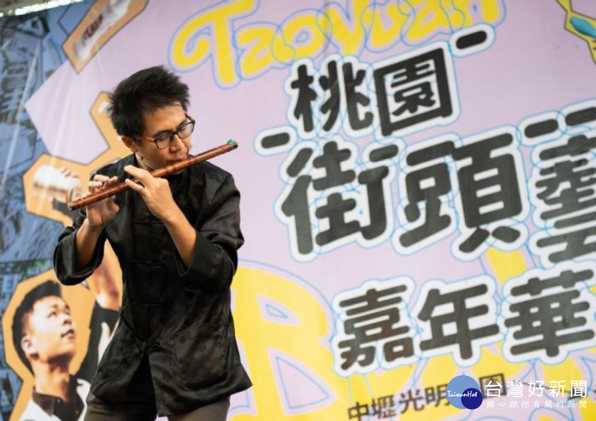曾經榮獲中壢街頭藝人嘉年華純音樂組的冠軍吳宏仁帶來中國笛的演出。<br /><br /> <br /><br />
