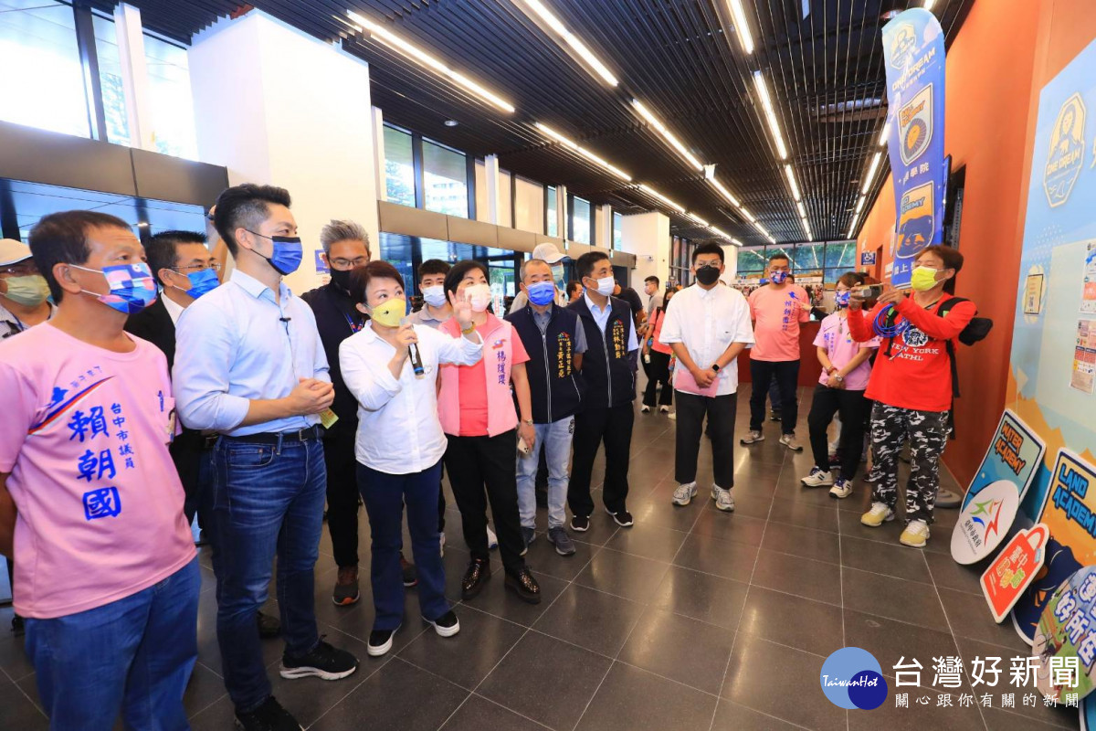 台中市率全國之先「首創」兼具成人與兒童設施、課程的運動中心，立委蔣萬安在市長盧秀燕陪同下，參訪潭子國民暨兒童運動中心參訪交流