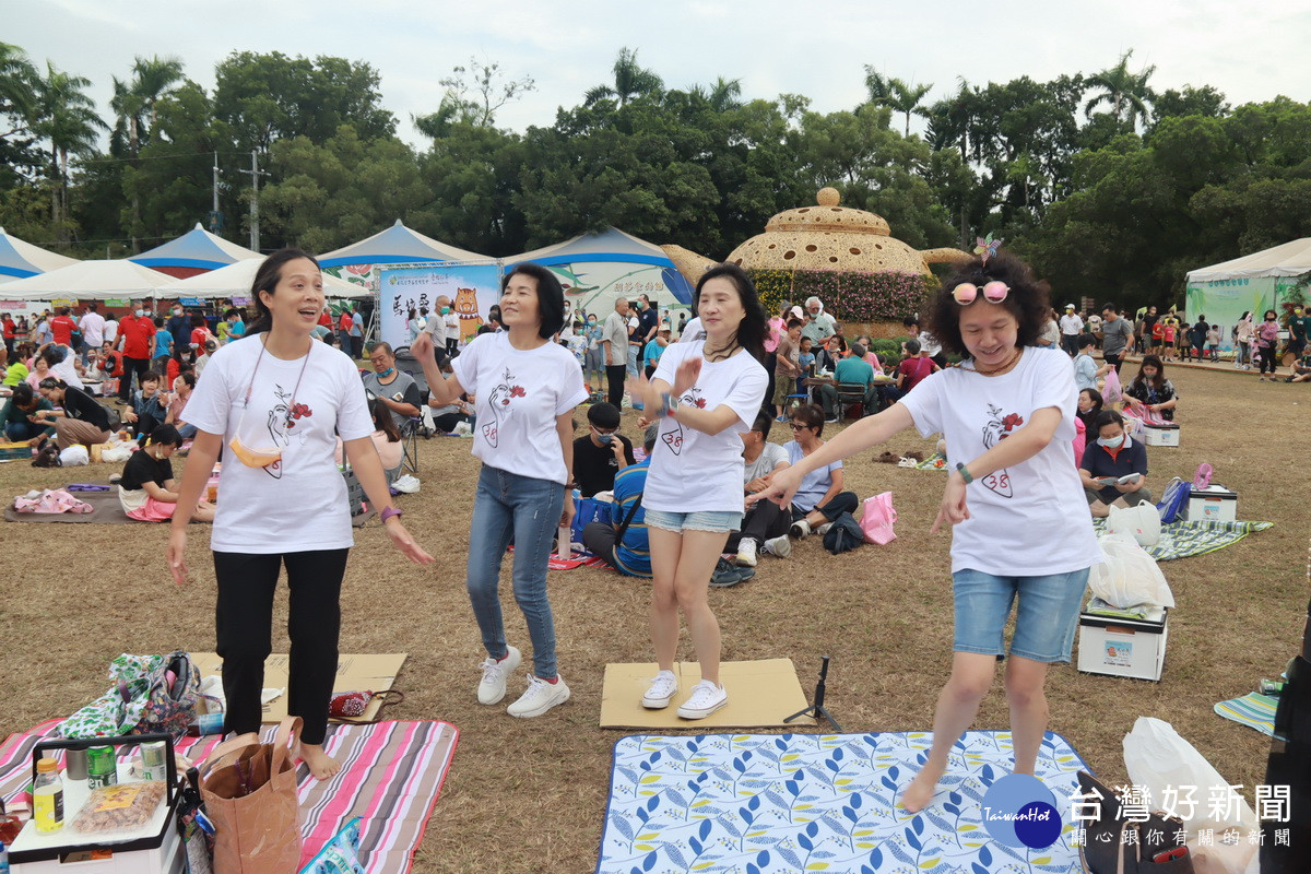 這團姐妹團來自台北,聞樂起舞。(記者扶小萍攝)