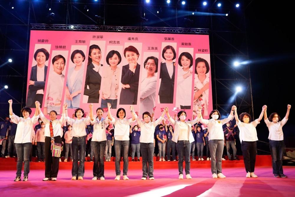 十位女性縣市長候選人大合體,由盧秀燕市長領銜,牽起每位女力候選人的手,象徵「十美」手牽手、心連心,攜手護台灣。(圖/記者林均和攝)