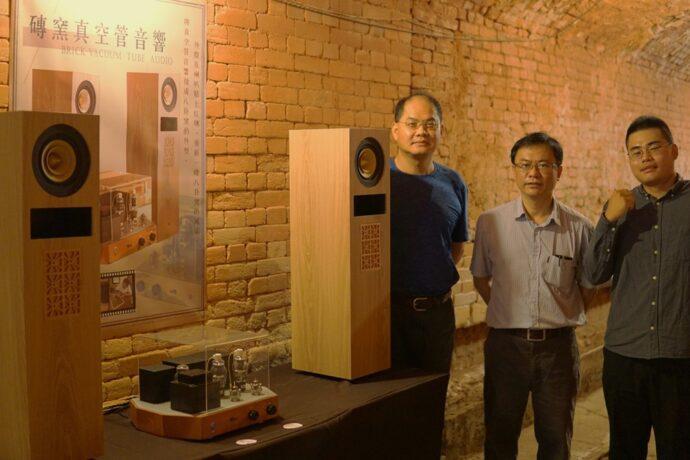 李雁隆老師邀真空管音響的收藏家-蔡政家,特別以紅磚為外殼加上八卦窯的概念,客製化一套真空管音響。(圖/記者林均和攝)