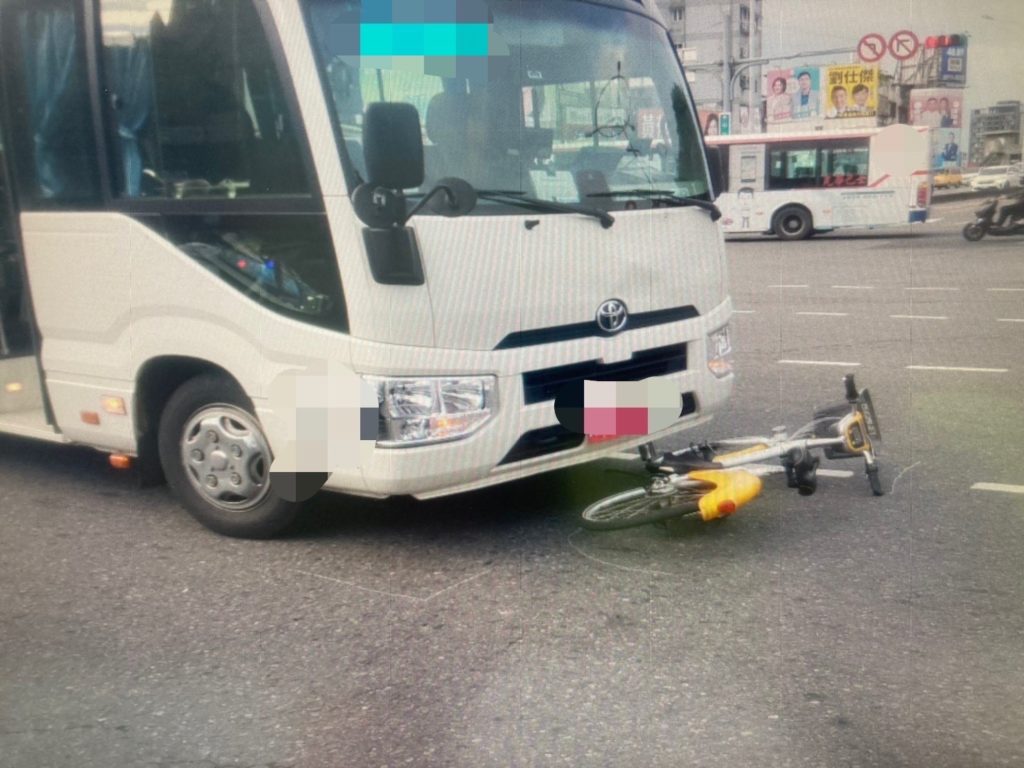 中巴疑似未依號誌指示左轉，撞擊中正路東往西直行百齡橋行駛之鄭姓腳踏車騎士，導致鄭姓騎士送醫傷重不治 