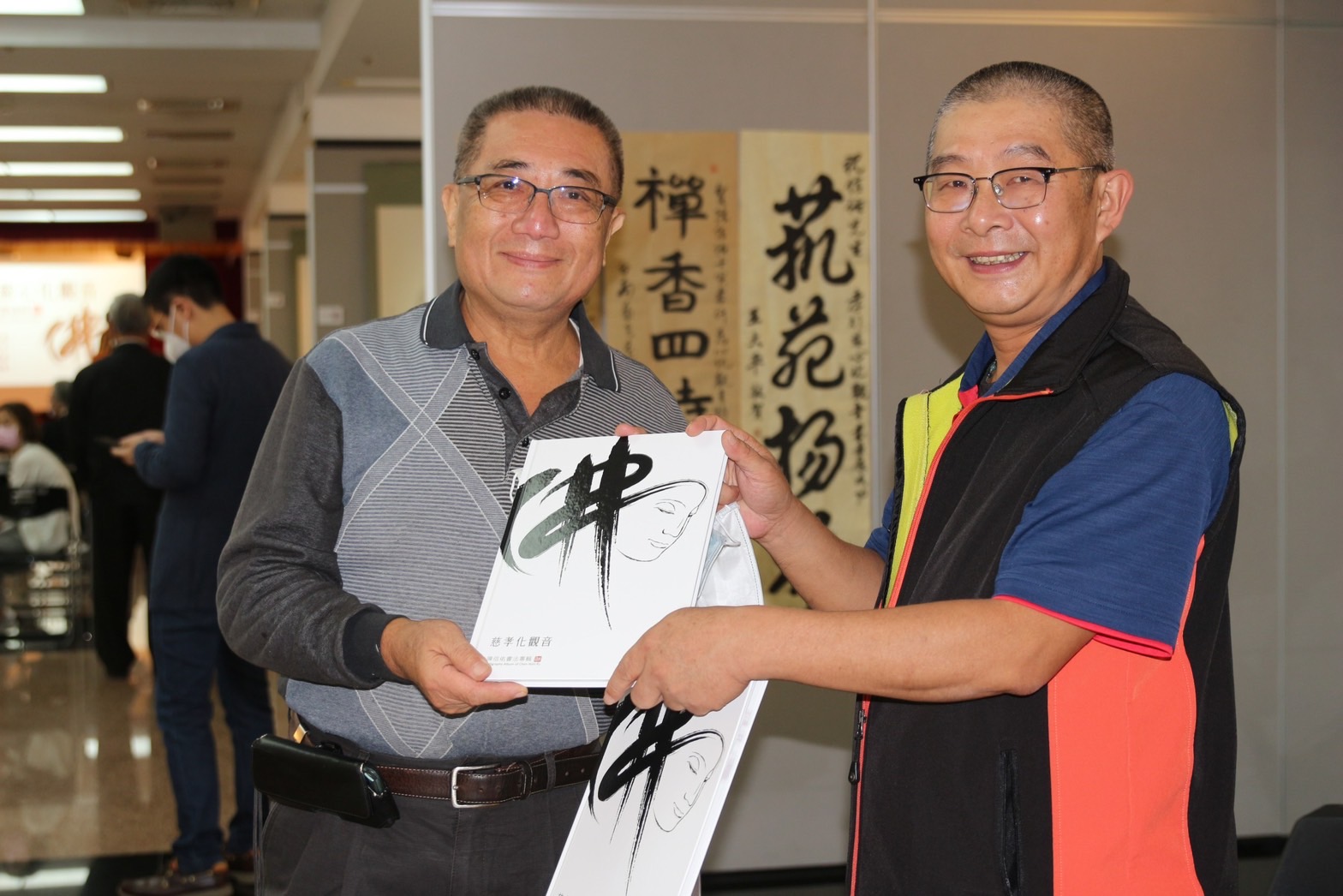 由中華詩詞藝術協會發起的「孝行慈心化觀音-陳信佑個人特展」15日新北市三重社教館展出，藝術家陳信佑（左）在開幕茶會上表示，感謝前來的民眾，讓社會充滿正能量。