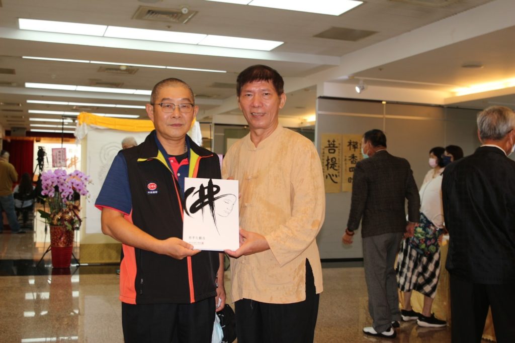 由中華詩詞藝術協會發起的「孝行慈心化觀音-陳信佑個人特展」15日新北市三重社教館展出，藝術家陳信佑（左）在開幕茶會上表示，感謝前來的民眾，讓社會充滿正能量。