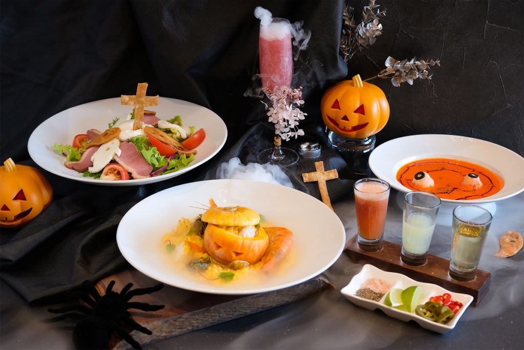「Fun!萬聖饗驚奇」大廳酒吧推出萬聖限定餐點,必拍卡哇伊「傑克的燈籠」燉飯、魔女系列特調超好玩 (圖_六福旅遊集團提供)
