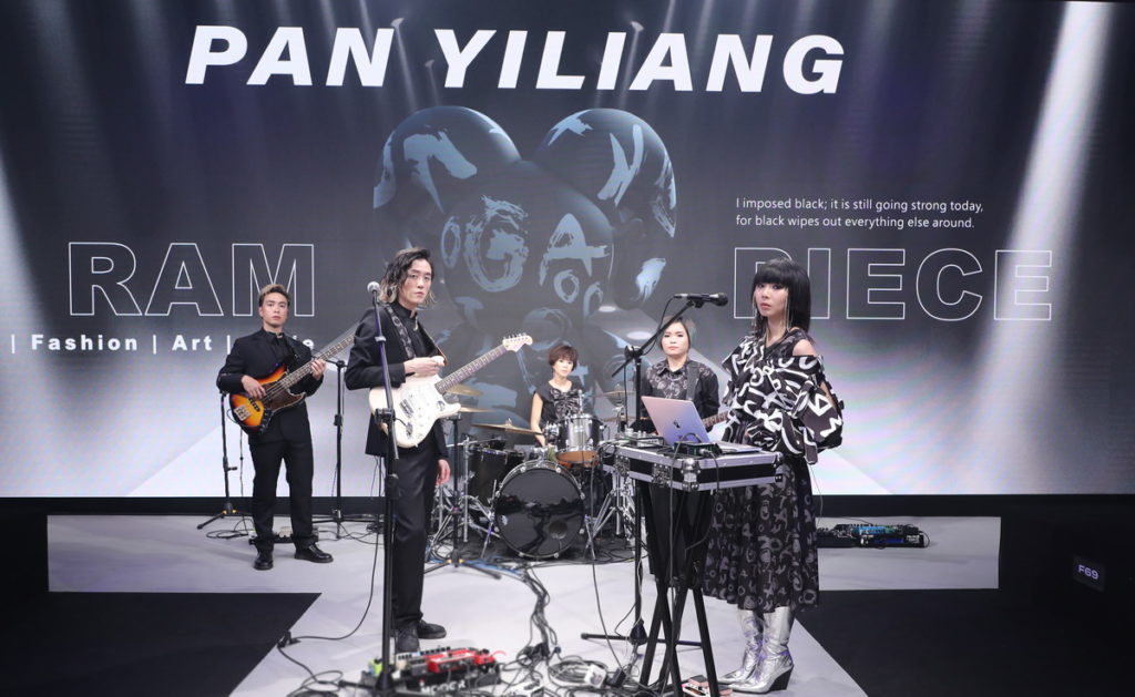 入圍金曲最佳樂團的「I Mean Us」合作走秀音樂
