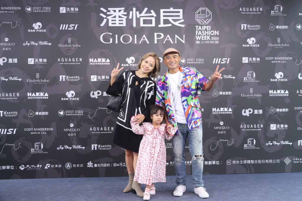 藝人倪子鈞全家一同來觀秀