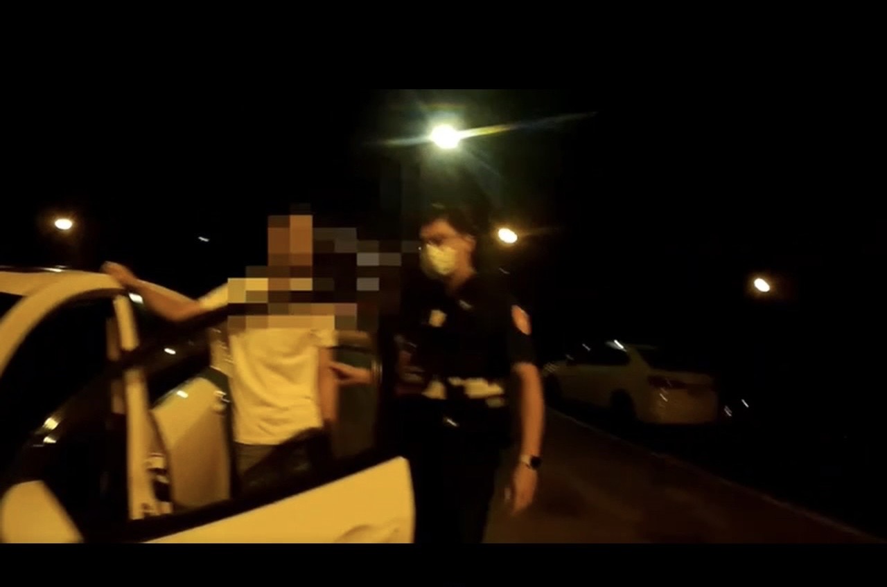 ▲男子駕車怠速違停路中忘情拉K,女警眼尖發現白色粉末瓶和K盤 (圖/台中市警察局 提供)