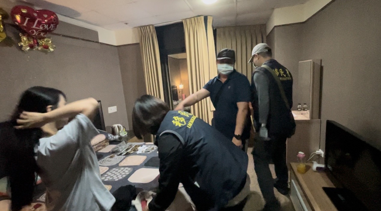 圖片說明:移民署搜出潤滑液及保險套等證物供微女指認。(記者徐煜勝翻攝)