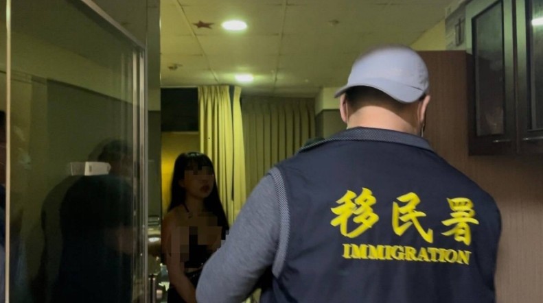 圖片說明:基隆市專勤隊查獲正要開門接客之越南籍逾期微女。(記者徐煜勝翻攝)