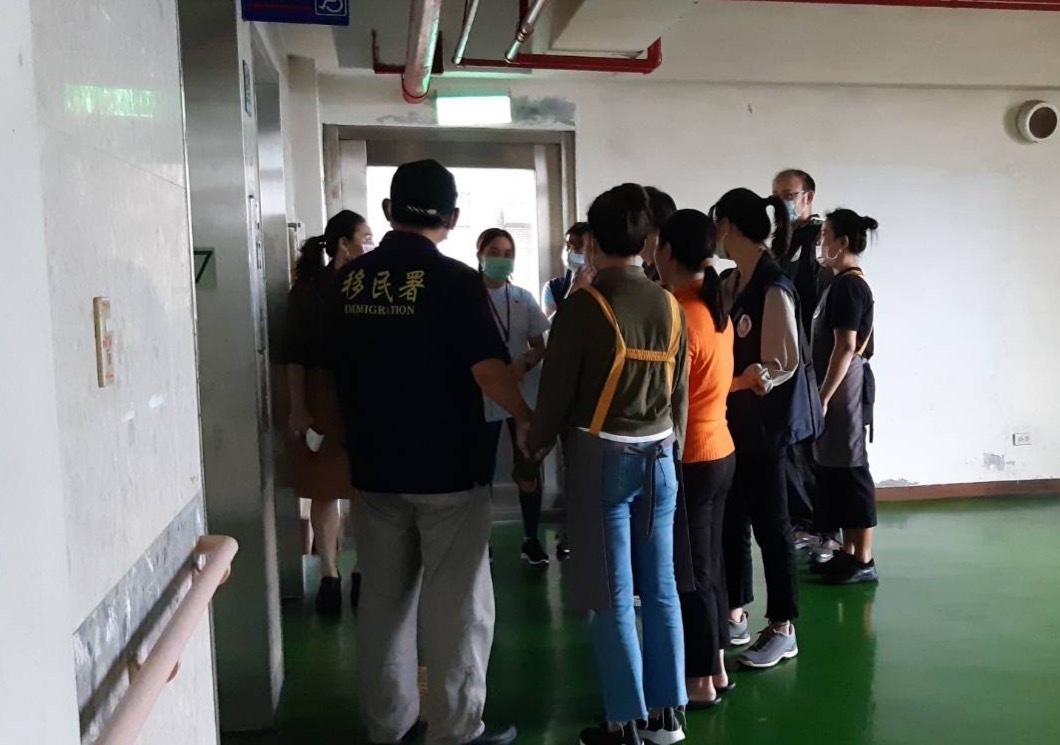 圖片說明:移民官將查獲對象帶往非法工作地點,追查非法雇主。(記者徐煜勝翻攝)