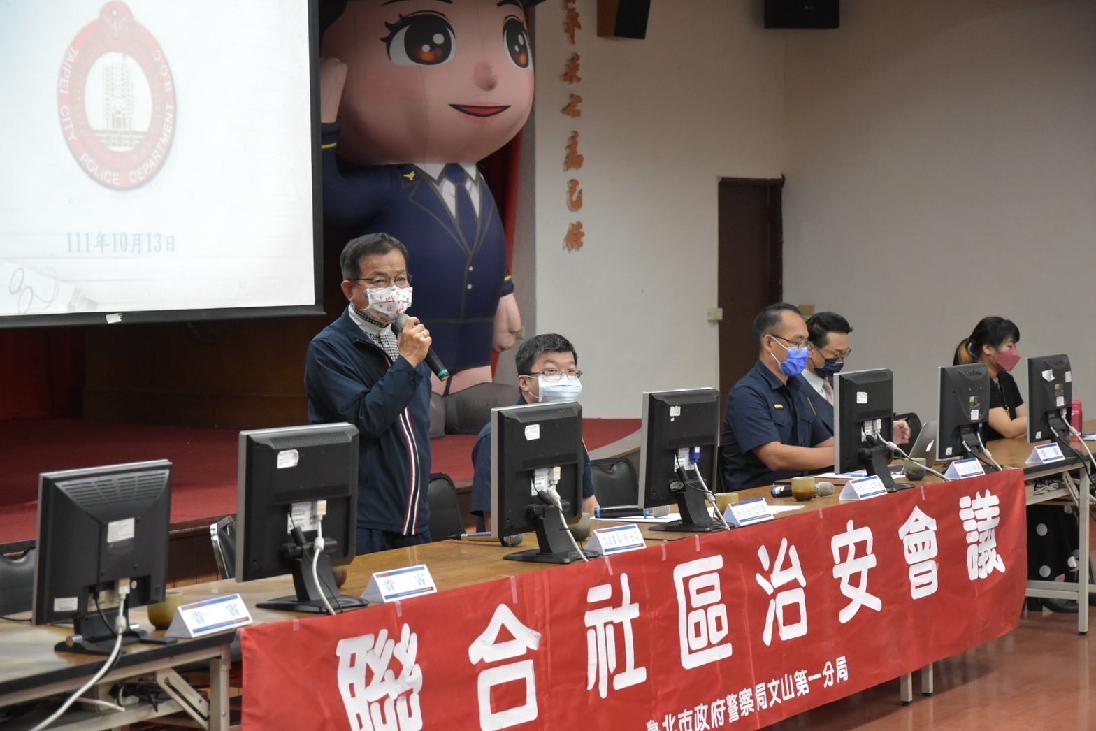圖片說明:分局各單位主管及轄區派出所所長均列席與會,共同研討防制犯罪及改善交通議題。(記者趙靜姸翻攝)