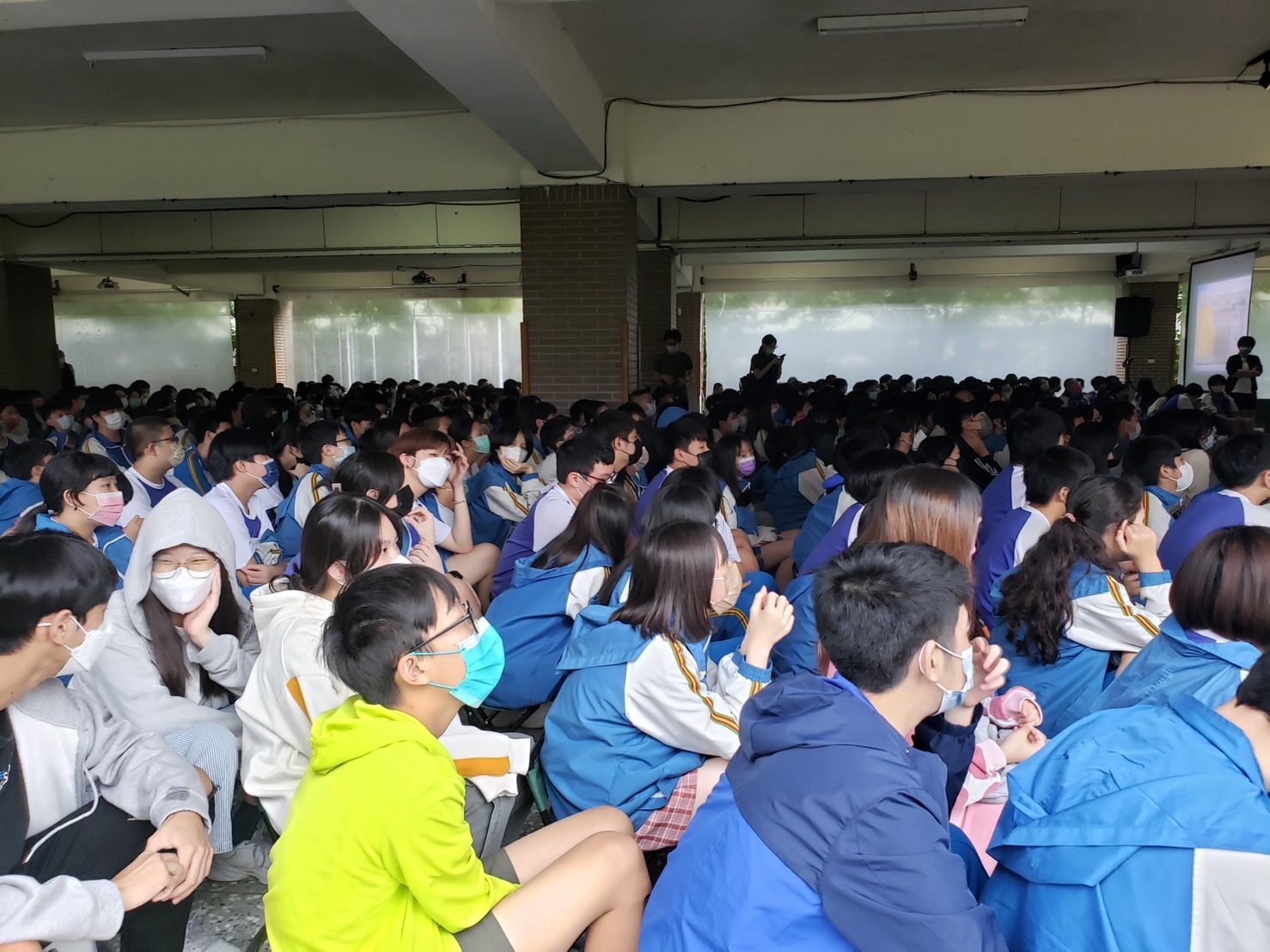 圖片說明：汐止國中師生共500餘人齊聚在學校川堂，上了一堂相當寶貴的犯罪預防宣導課程。（記者戴昱弘翻攝）   